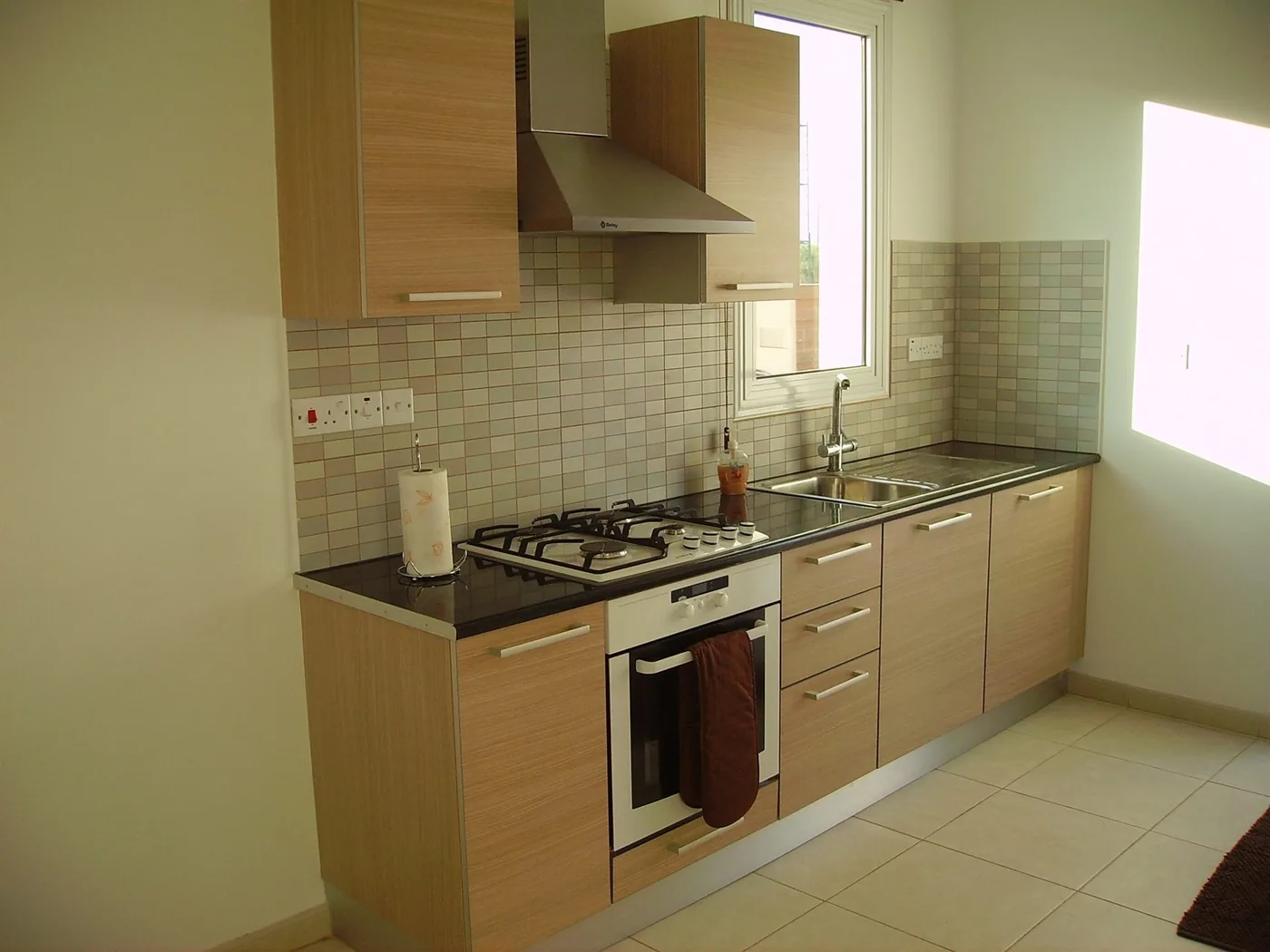 Palm Villa fully fitted kitchen with gas oven, hob and extractor fan
